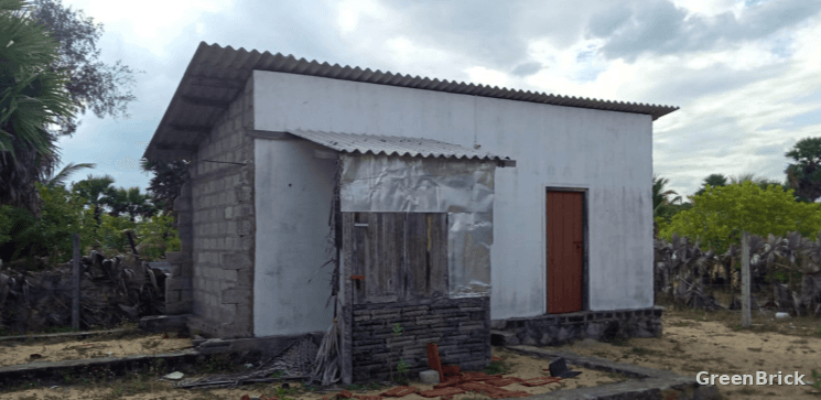 House in Ampara - Periyaneelavanai, Ampara